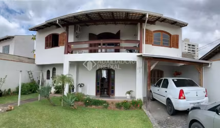 Casa com 4 quartos à venda na Rua Imbituba, 137, Dom Bosco, Itajaí, 190 m2 por R$ 1.170.400