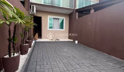 Casa com 3 quartos à venda na Rua Luanda, 2, Santa Regina, Camboriú, 90 m2 por R$ 550.000
