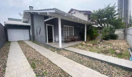 Casa com 3 quartos para alugar na Cecília Meireles, 455, Praia dos Amores, Balneário Camboriú, 105 m2 por R$ 12.000