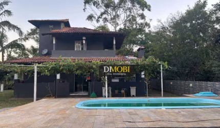 Belíssimo sítio com piscina e ótima área de lazer