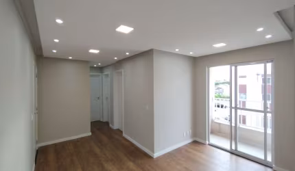 Ótimo apartamento com sacada com churrasqueira e 3 quartos, sendo uma suíte, todo reformado, à vend