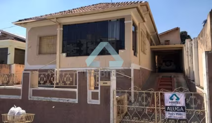 Casa com 03 dormitórios com edícula