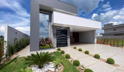 CASA COM TRÊS SUITES A VENDA NO CONDOMINIO IGUAÇU - FOZ DO IGUAÇU