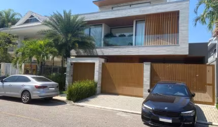 Casa - 920 m² de Área Construída - Porteira Fechada - 5 Suítes - Residenciais Del Lago - Barra