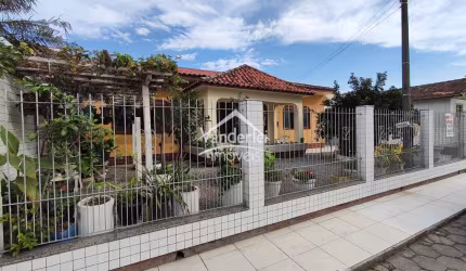 Ampla Casa Térrea sozinha no terreno com 4 quartos, churrasqueira e garagem coberta no Centro de Palhoça - SC