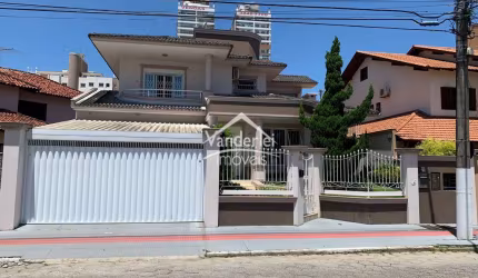 Casa Alto Padrão com 03 suítes, piscina, banheira, 4 vagas de garagem coberta e muito mais no Centro de Palhoça - SC