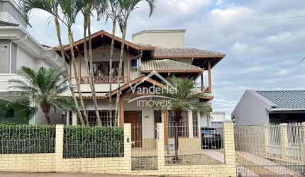 Casa com 2 pavimentos 223.6m²  03 quartos, sendo 02 suíte no bairro Pedra Branca em Palhoça - SC