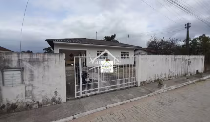Casa de 102m² sozinha no terreno com 03 quartos sendo 01 suíte e com garagem coberta no bairro Aririú da Formiga em Palhoça - SC
