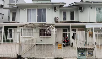 Sobrado com 02 quartos, sendo 01 suíte no bairro Centro em Palhoça - SC