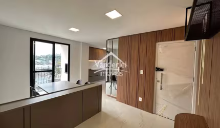 Apartamento com móveis planejados, 02 quartos, sendo 01 suíte e sacada com churrasqueira no bairro Pagani em Palhoça - SC