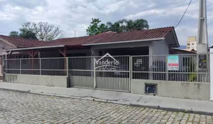 Casa 03 dormitórios, sendo 01 suite no Centro de Palhoça - SC.