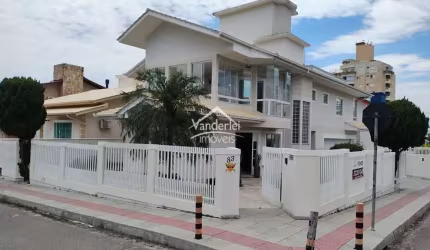 Casa de esquina com 04 quartos, sendo 03 suites com closet no bairro Pagani em Palhoça- SC