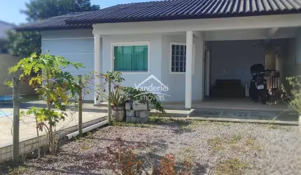 Casa com piscina  Praia mar aberto em Palhoça - SC