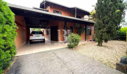 Sobrado ao lado da via verde.