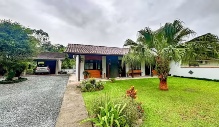Vendo Ampla Casa Semi Mobiliada, 03 Quartos - Bairro Itoupava Central