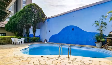 Vendo Casa com Piscina, 04 Quartos, Bairro Escola Agrícola
