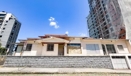Alugo Ampla Casa Comercial com 11 Salas, Bairro Victor Konder