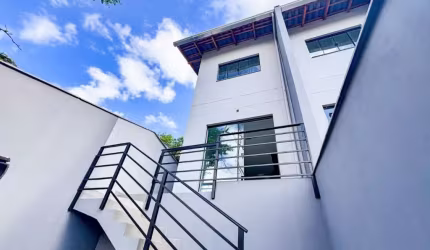 Vendo Incrível Sobrado com passagem lateral, 02 Quartos, Bairro Salto do Norte - Blumenau