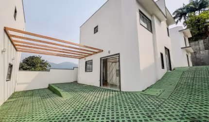 Vendo Sobrado Novo em Condomínio Fechado, Bairro Itoupava Central