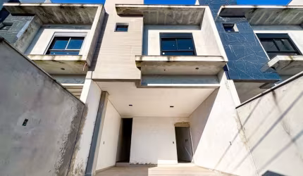 Vendo Sobrado com 03 Suítes, Bairro Escola Agrícola