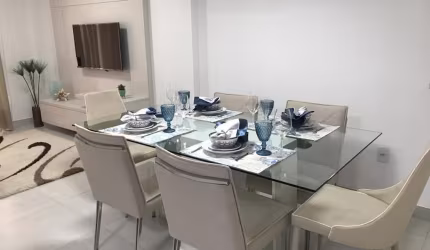 Apartamento completamente decorado com móveis de alto padrão.