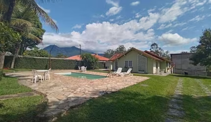 AMPLA CASA COM PISCINA EM PENEDO