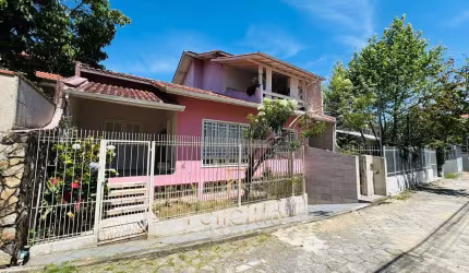 Casa com 04 dormitórios 01 suíte em Coqueiros, Florianópolis/SC