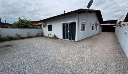 Casa à venda com 03 dormitórios, sendo 01 suíte em Palhoça/SC.