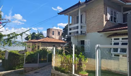 Sobrado com 04 dormitórios 01 suíte, em Ponta de Baixo, São José/SC
