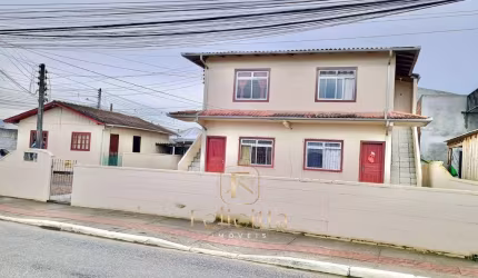 Casa em terreno de esquina no bairro Pacheco em Palhoça/SC!