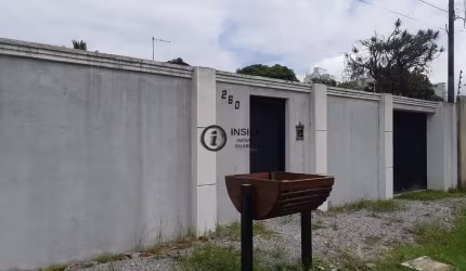 Casa com piscina próxima a praia da enseada