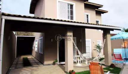 Casa com 3 quartos e 4 vagas a 200m do mar
