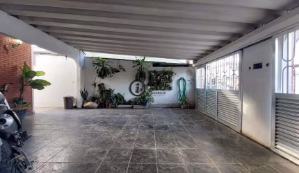 Terreno a venda com 3 casas e piscina privativa