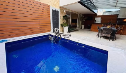 Casa Triplex em condomínio com 4 suítes e piscina