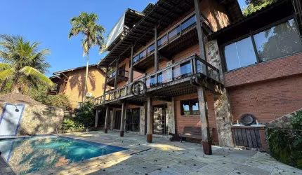 Casa de praia pé na areia com 4 suítes e 4 vagas