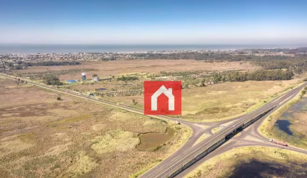 Terreno de esquina à venda em condomínio fechado a 5 minutos da praia!!!