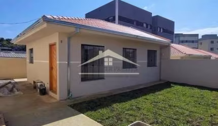 Casa no com quintal e garagem, com 3 quartos , pronta e disponivel 350mil.