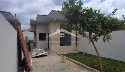 Casa  com 3 quertos sendo 1 com suite, portas de aluminio, acabamento impecavel, com terreno nos fundos,de Frente para a Rua com aproximadamente 60m²