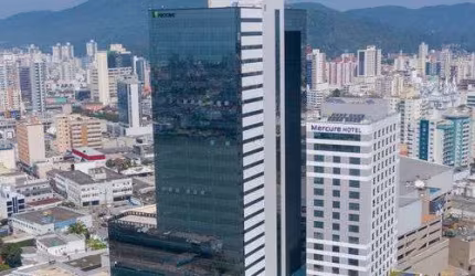 Sala comercial para Locação Anual no bairro Centro em Itajaí, Sem Mobília, 49 m² privativos,