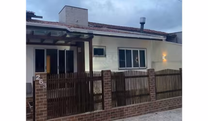 Casa para Venda no bairro São Francisco em Camboriú, 3 quartos sendo 1 suíte, 3 vagas,