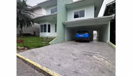 Casa para Venda no bairro Ariribá em Balneário Camboriú, 3 quartos sendo 3 suítes, 2 vagas, Sem Mobília,