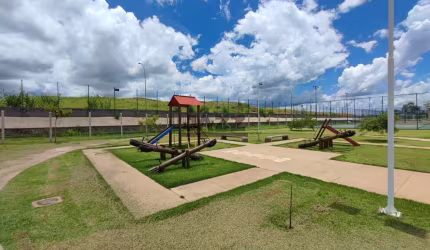 Casa de Alto Padrão à venda de 286m², com 3 quartos, sendo 2 suítes, e 3 banheiros no Condomínio Fechado Soleil