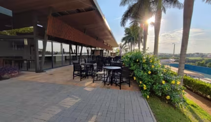 Sobrado à venda de 237,5m², com 3 quartos sendo suítes, 5 banheiros e piscina, no Condomínio Villa Bela Vista