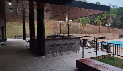 Casa à venda de 317m², com 3 quartos, 4 banheiros e piscina no condomínio Villa d'Aquila