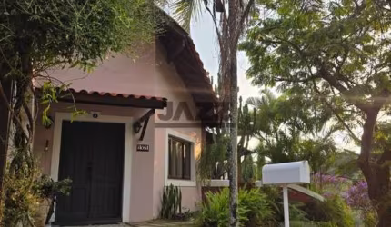 Casa de alto padrão  localizada no Condomínio Colinas de São Francisco com 3 suítes
