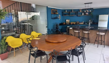 Casa à venda com 425m², 4 quartos, 3 banheiros e 3 vagas de garagem na Vila Italiana