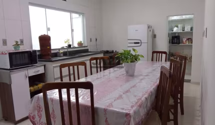 Casa térrea com três dormitórios e ótima localização em Amparo