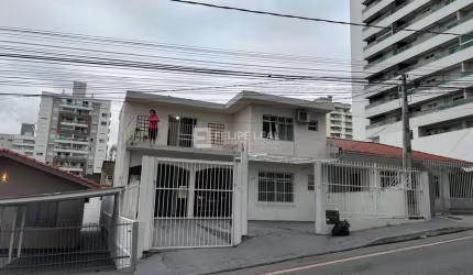 Casa com 03 dormitórios e 01 suíte em Barreiros  -  São José/SC