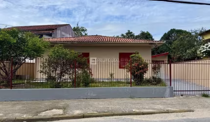 Casa muito bem localizada no bairro Rio Caveiras  -  Biguaçu