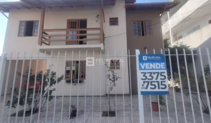 Casa de 04 dormitórios residencial e comercial em Forquilhinhas  -  São José